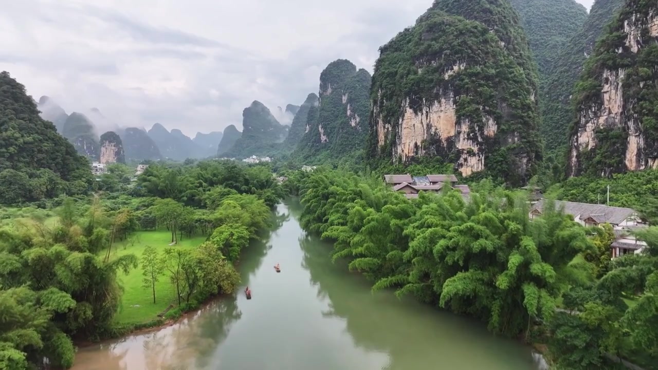 桂林阳朔遇龙河竹筏漂流航拍视频素材