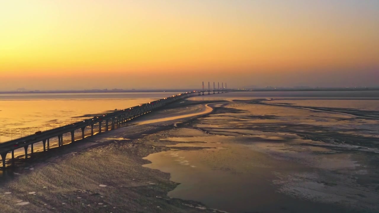 浙江海宁嘉绍大桥潮汐树日出航拍视频视频素材