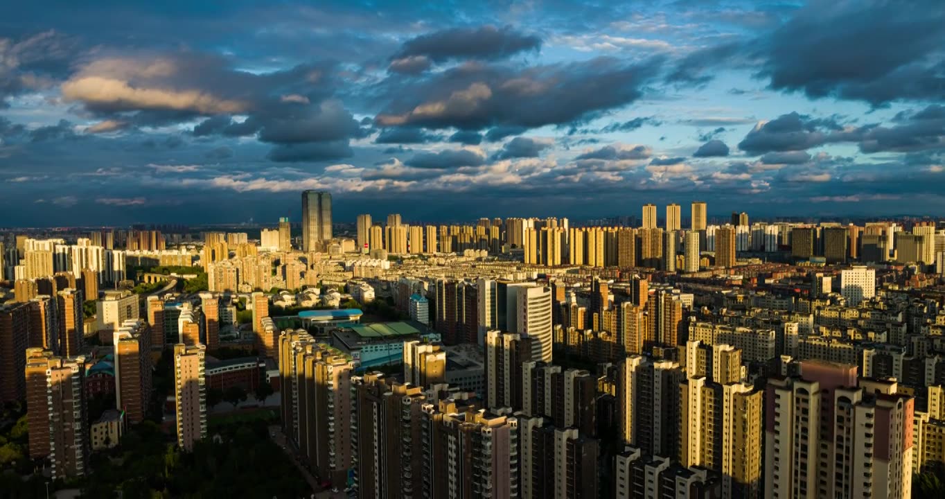 【高清8K】沈阳北站雨后金调广角航拍视频素材