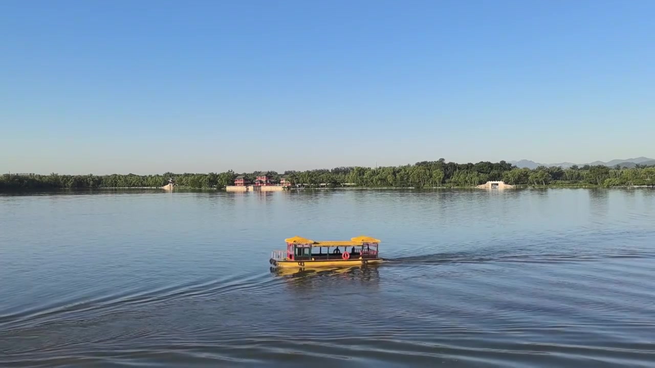 夏季清晨颐和园昆明湖的游船视频素材