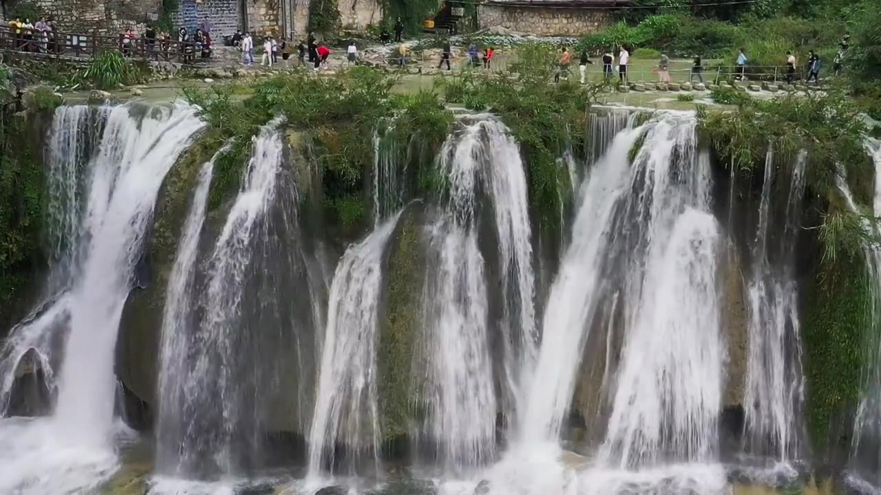 瀑布上的古镇-芙蓉镇视频下载