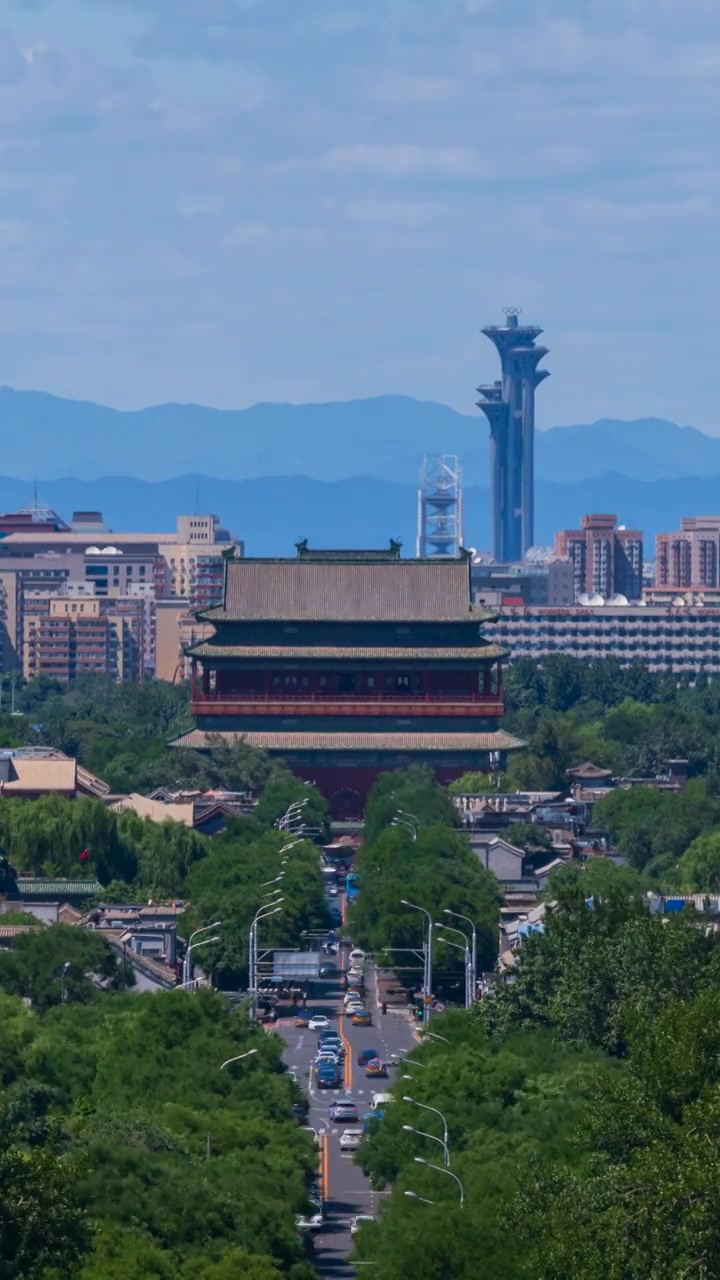 北京中轴线景山公园俯瞰钟鼓楼地安门大街远处群山奥林匹克塔蓝天白云延时视频素材