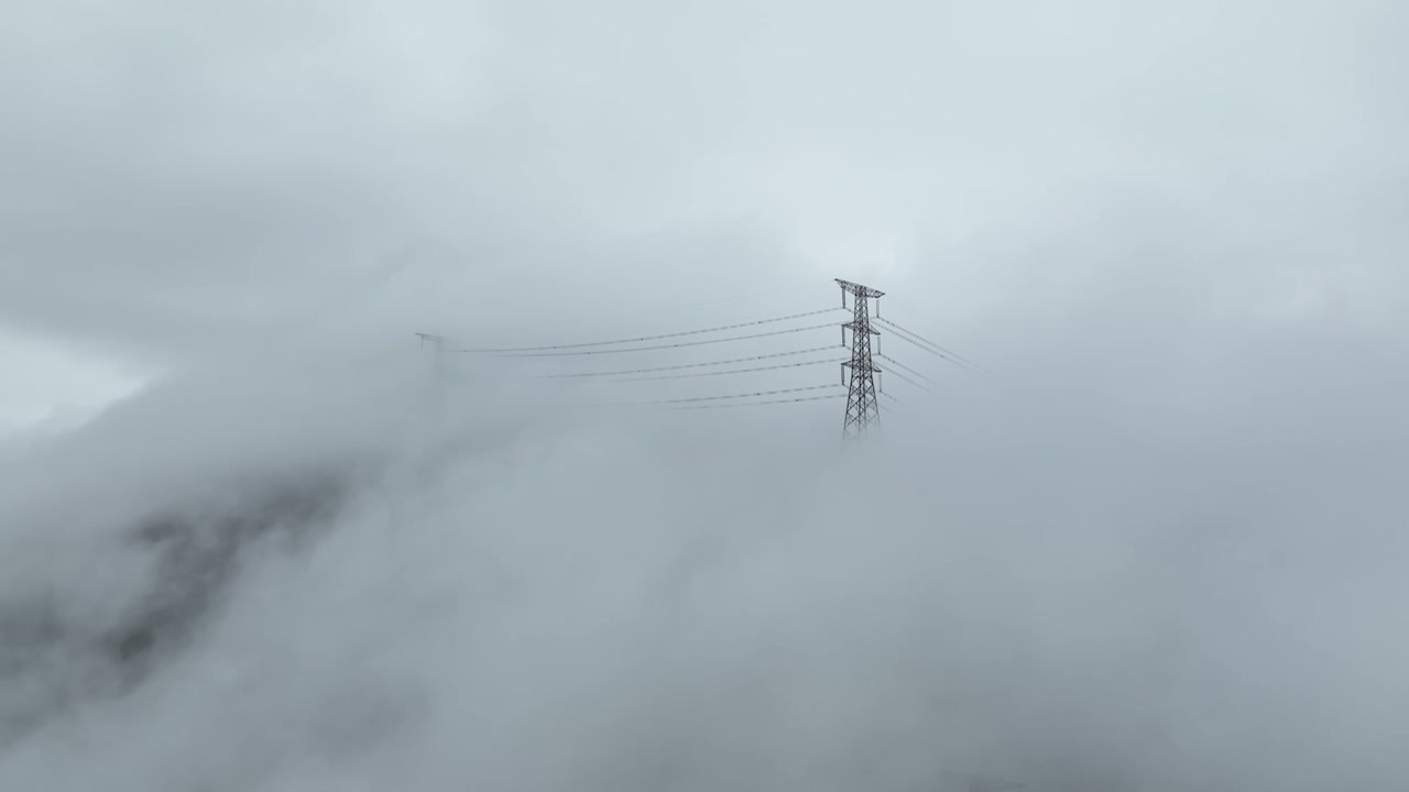 无人机视角，航拍云海中的电塔视频素材