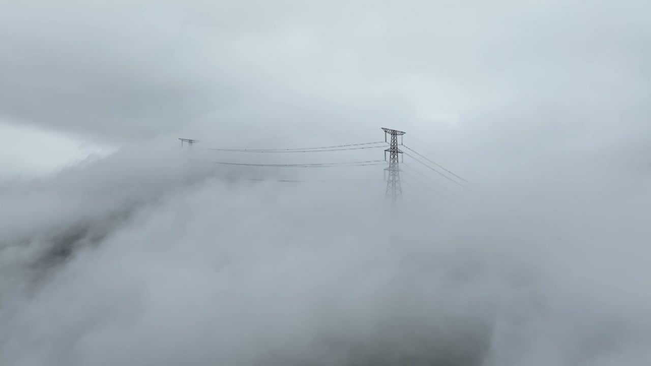 无人机视角，航拍云海中的电塔视频素材