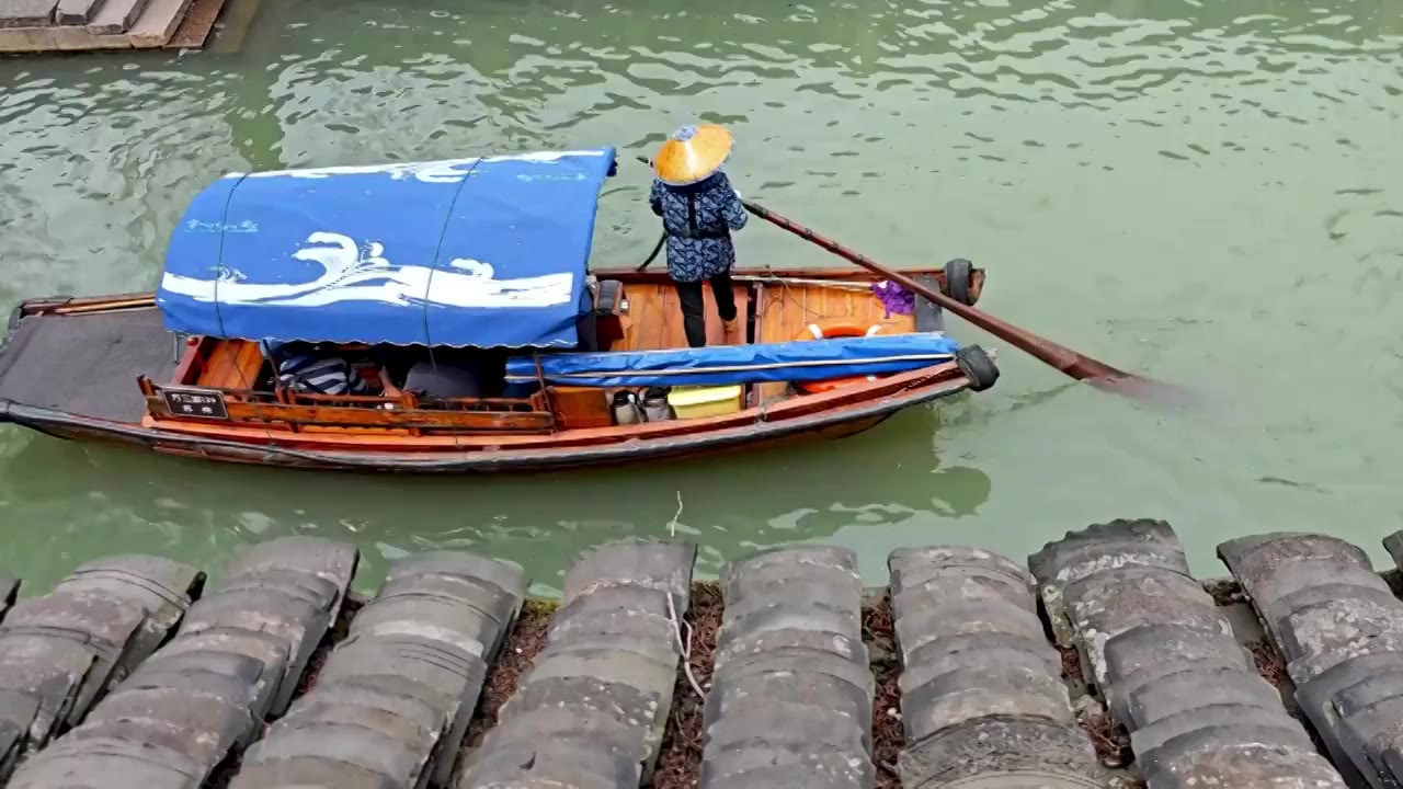 俯视周庄古镇小河里行进的乌篷船视频素材