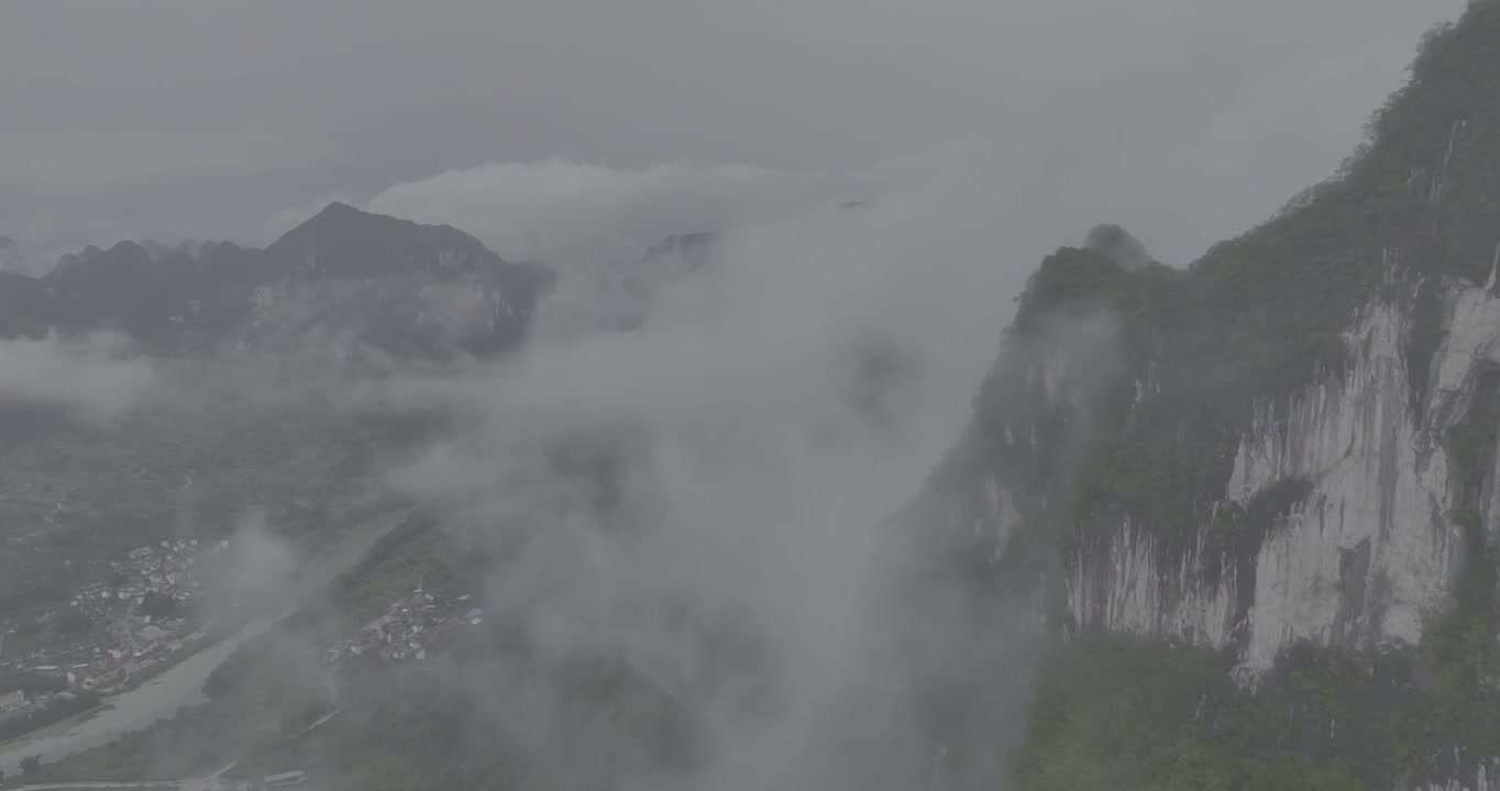 航拍贵州荔波捞村的云雾景观视频素材