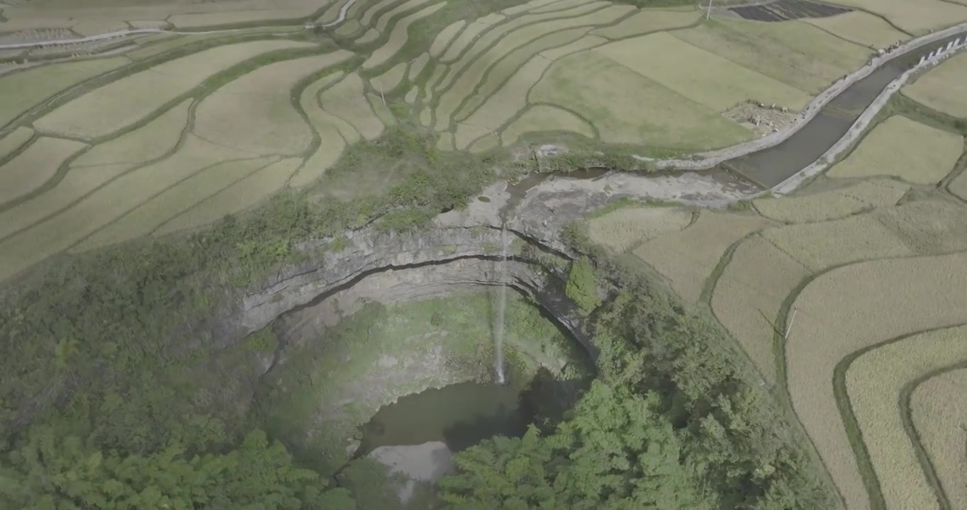 航拍贵州黔南贵定腊利村的稻田景色视频素材