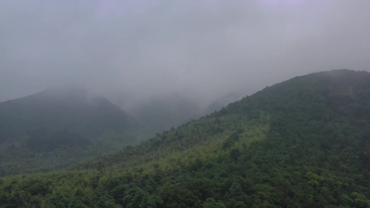 4k航拍雨中的大山视频下载