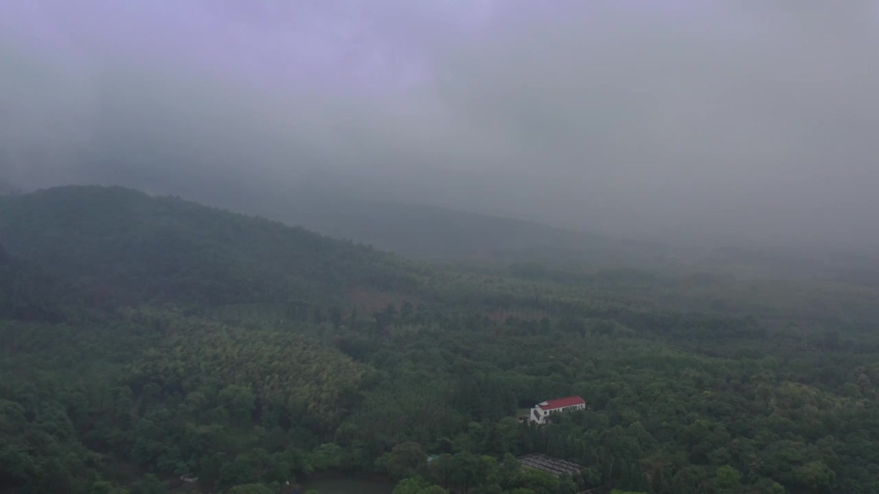 4k航拍雨中的大山视频下载