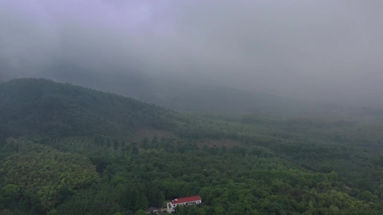 4k航拍雨中的大山视频下载