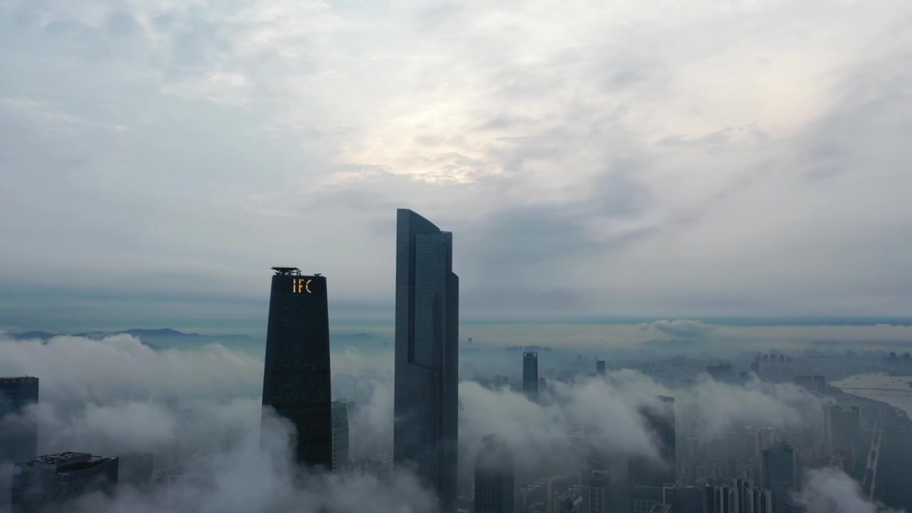 雨后的广州珠江新城在云雾中视频素材