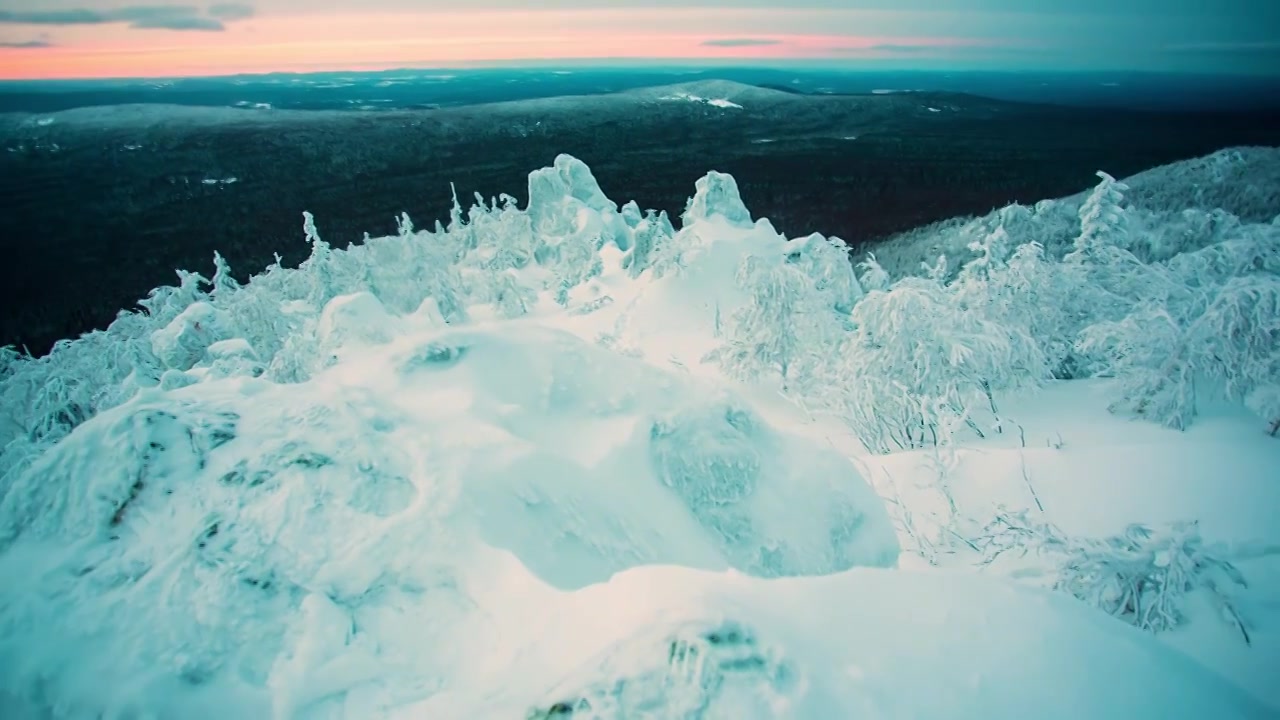 壮丽的雪山全景和山崖。景观视频素材