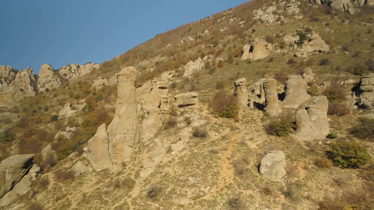 美丽的秋天景观，在阳光明媚的日子里，有不同寻常的岩石和山丘。拍摄视频素材