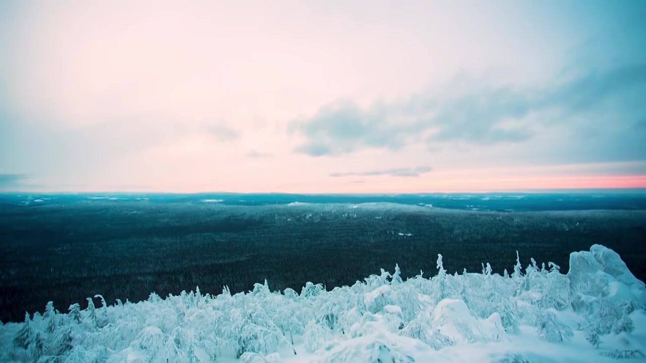 壮丽的雪山全景和山崖。景观视频素材