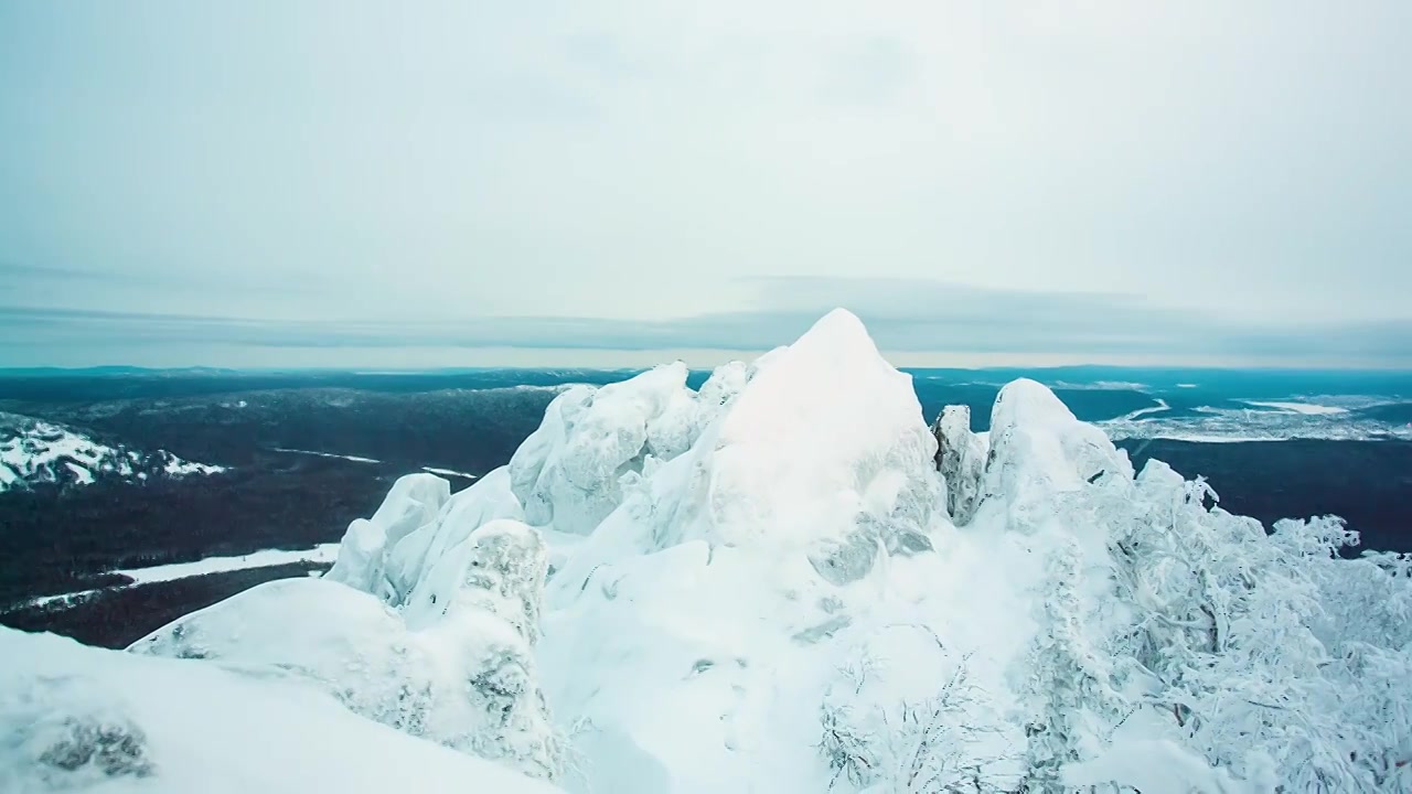 壮丽的雪山全景和山崖。景观视频素材