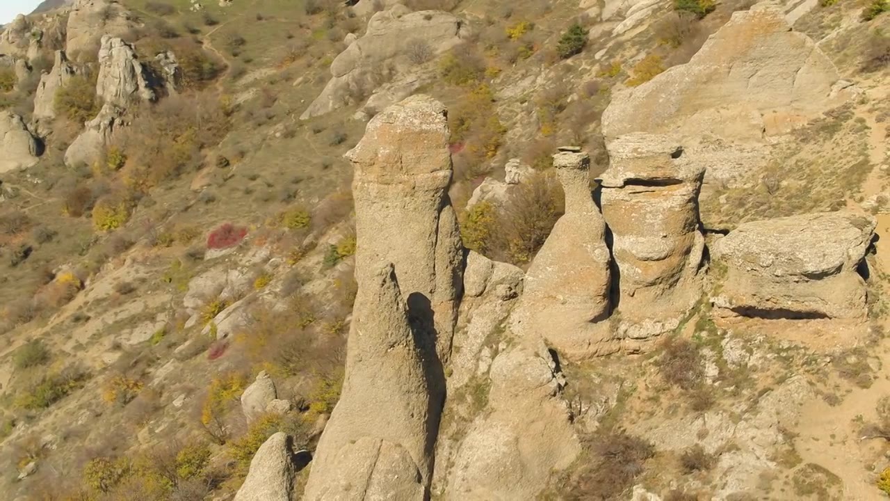 美丽的秋天景观，在阳光明媚的日子里，有不同寻常的岩石和山丘。拍摄视频素材