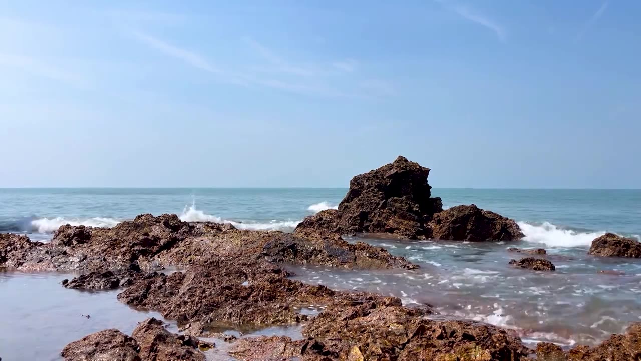 黄海海岸线海浪岩石清澈海水视频素材