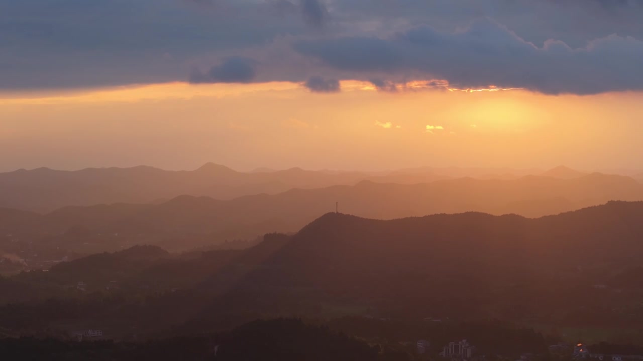 群山间绝美的夕阳和晚霞视频下载