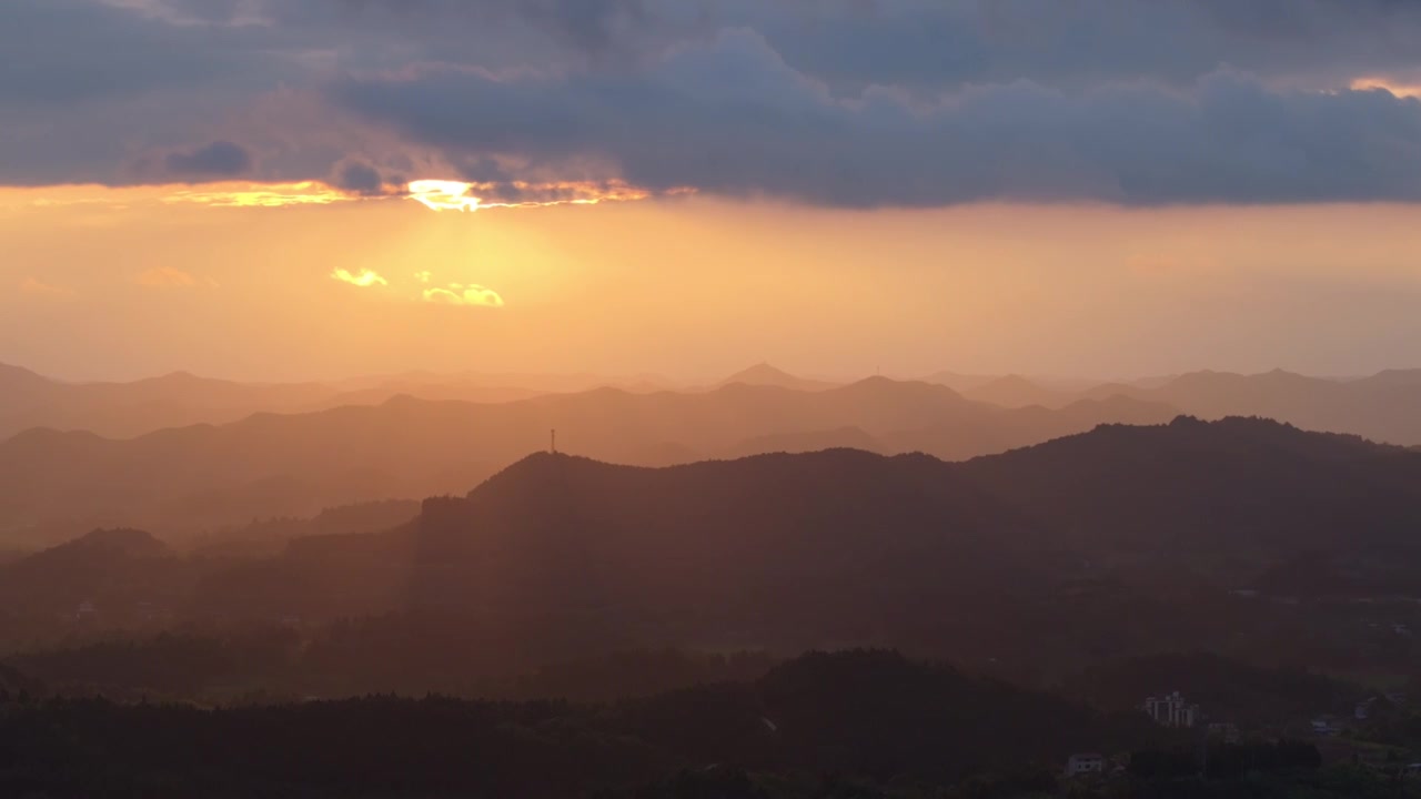 群山间绝美的夕阳和晚霞视频下载