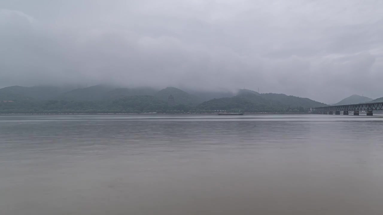 杭州 钱塘江大桥 六和塔 西湖群山 烟雨江南 延时视频素材