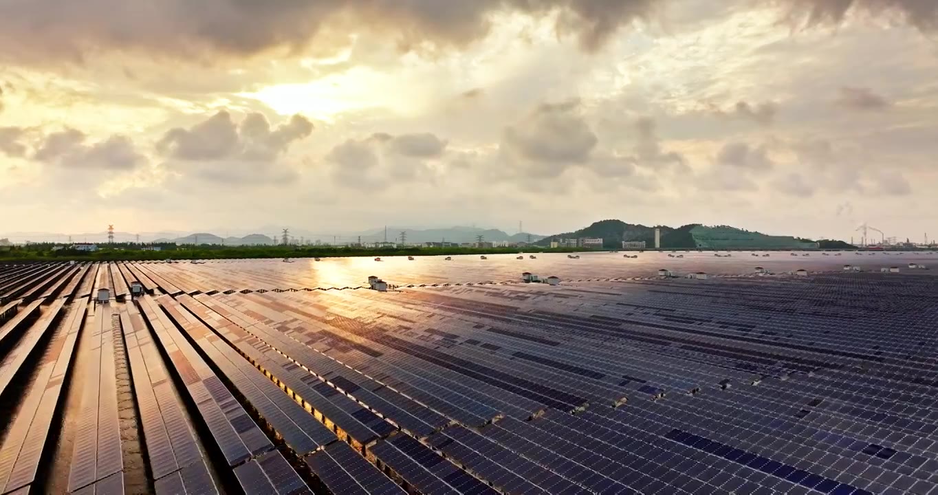 水上太阳能光伏发电站在日落视频素材