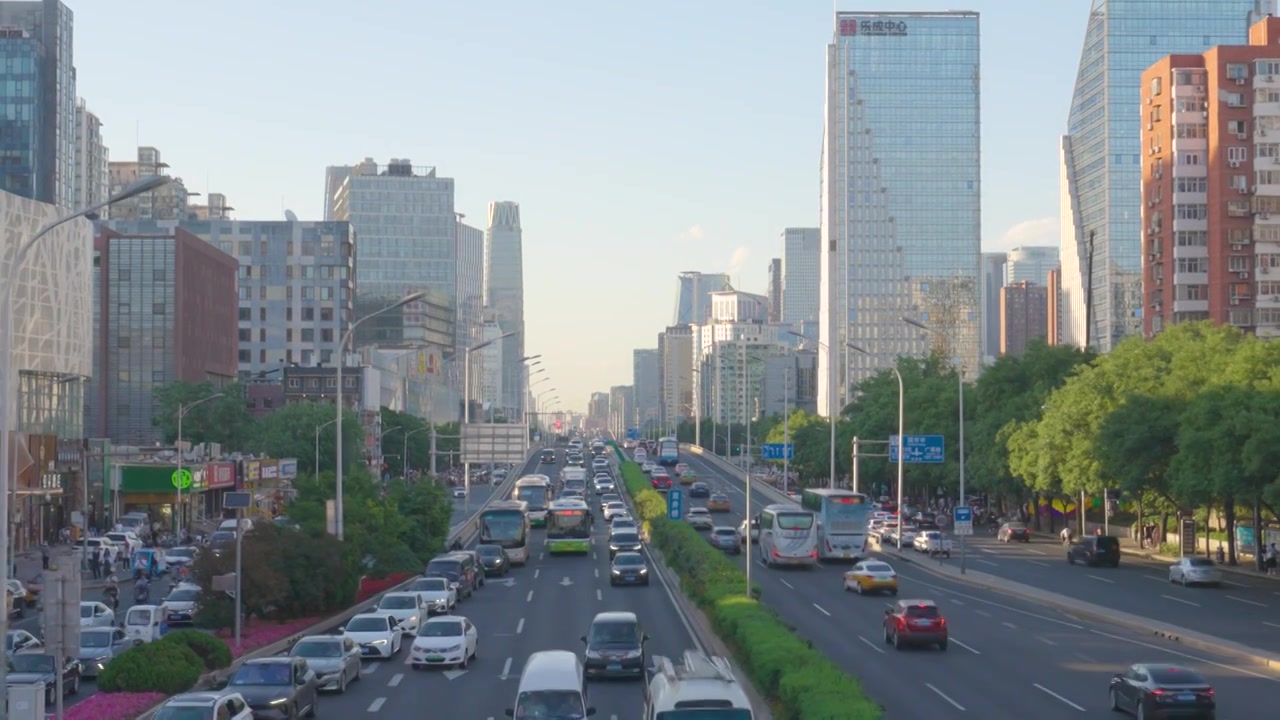 繁忙的交通，中国北京国贸CBD金融中心道路交通车流，4K分辨率移动拍摄视频下载