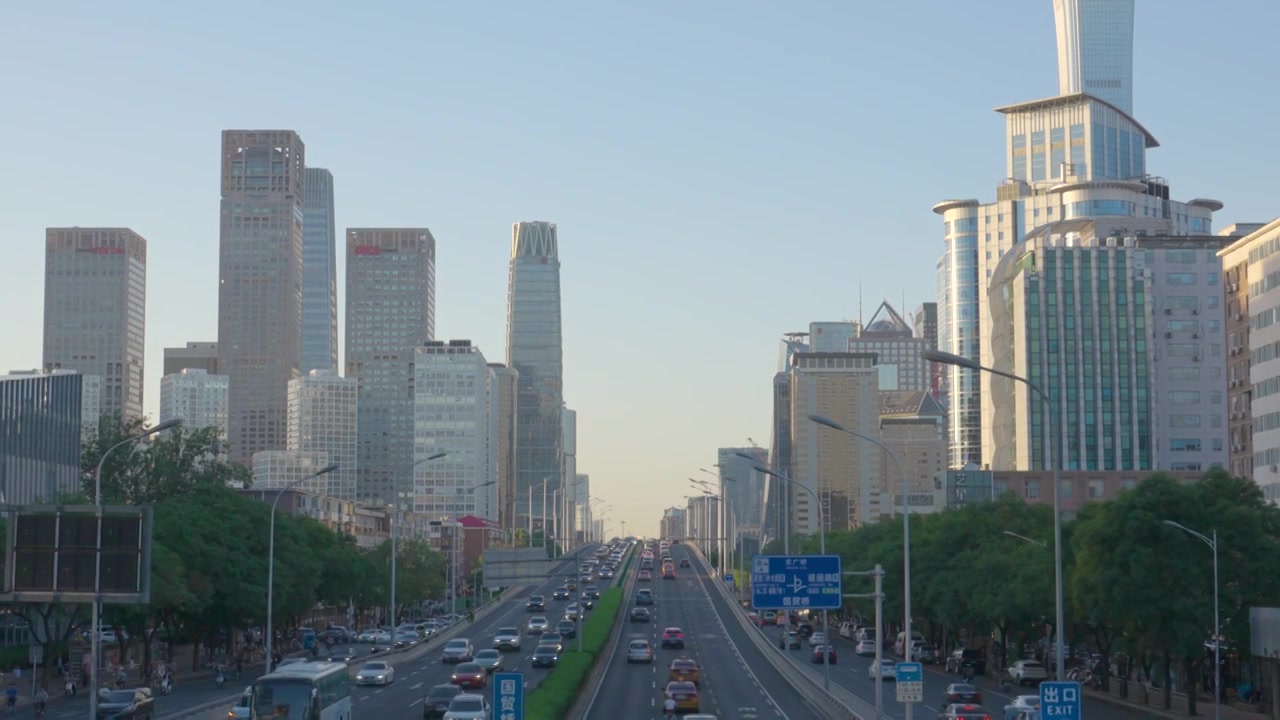 繁忙的交通，中国北京国贸CBD金融中心道路交通车流，4K分辨率移动拍摄视频素材