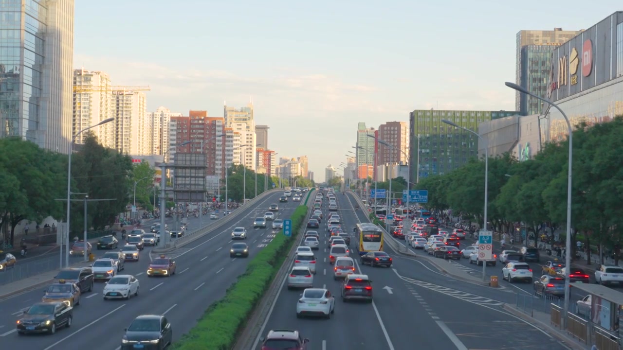 繁忙的交通，中国北京国贸CBD金融中心道路交通车流，4K分辨率移动拍摄视频素材