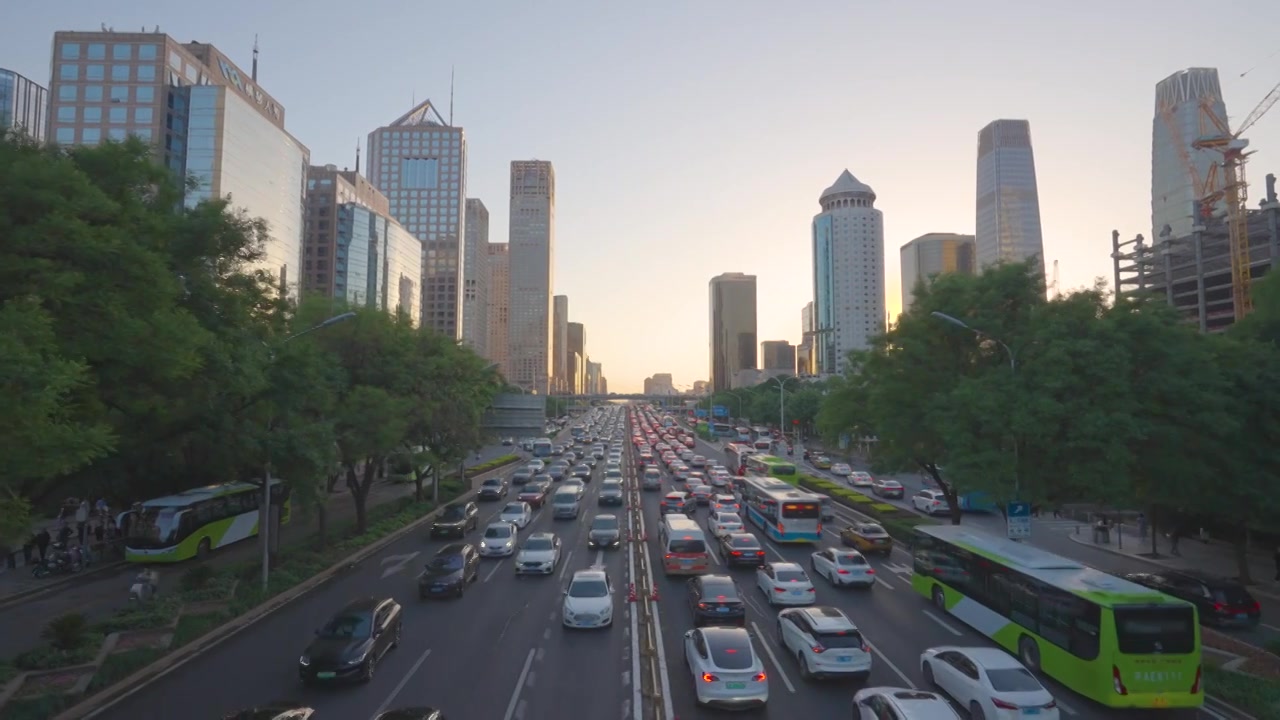 繁忙的交通，中国北京国贸CBD金融中心道路交通车流，4K分辨率移动拍摄视频下载