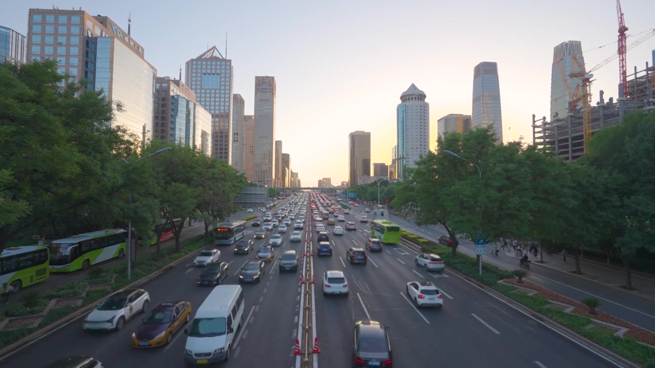 繁忙的交通，中国北京国贸CBD金融中心道路交通车流，4K分辨率移动拍摄视频素材