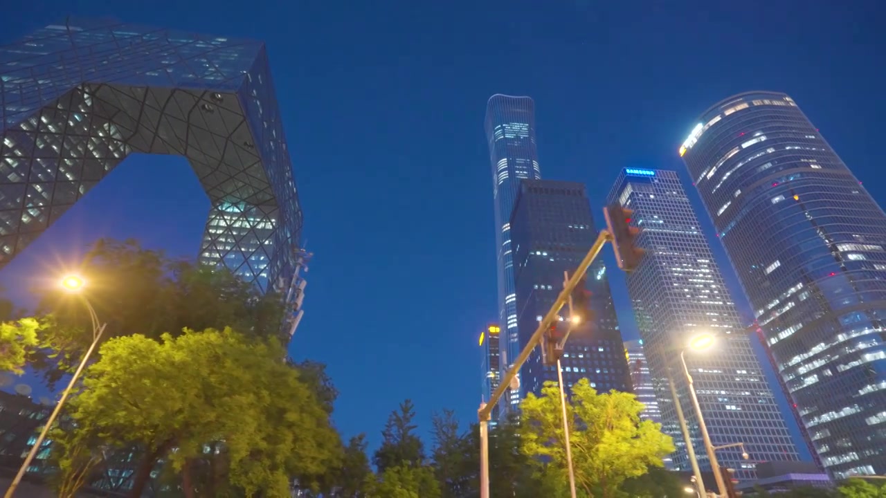 高层企业建筑摩天大楼的低角度，中国北京国贸CBD金融商务中心夜景，商业大厦，都市繁华夜景视频素材