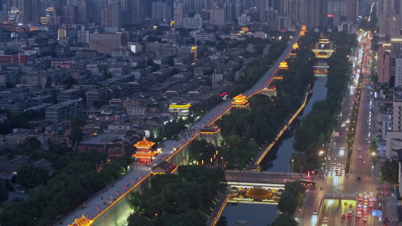 航拍西安南门城墙晚霞夜景视频素材