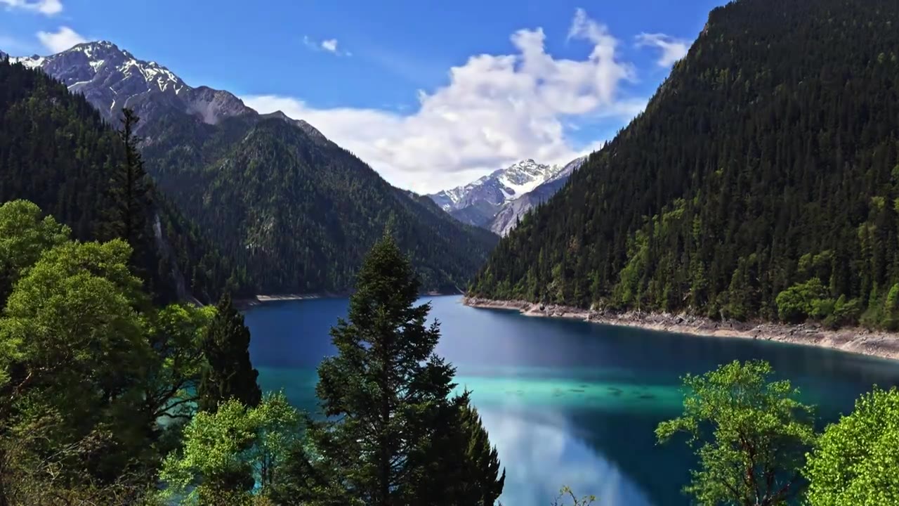 中国 川西 九寨沟 高原  雪山  森林   湖泊 蓝天  白云 童话世界 人间仙景 风景 延时摄影视频素材