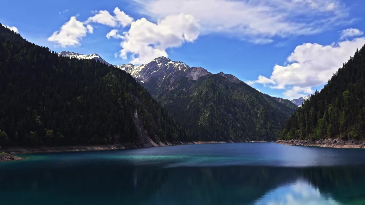 中国 川西 九寨沟 高原  雪山  森林   湖泊 蓝天  白云 童话世界 人间仙景 风景 延时摄影视频素材