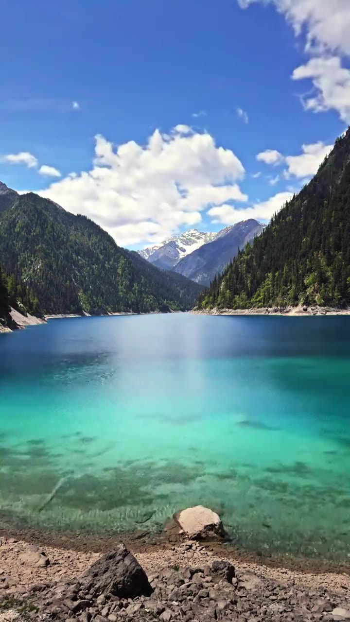 中国 川西 九寨沟 高原  雪山  森林   湖泊 蓝天  白云 童话世界 人间仙景 风景 延时摄影视频素材