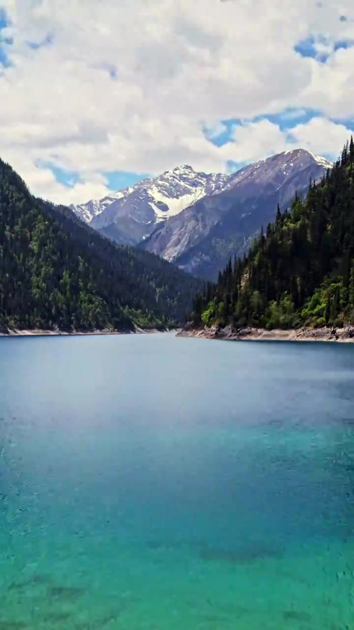 中国 川西 九寨沟 高原  雪山  森林   湖泊 蓝天  白云 童话世界 人间仙景 风景 延时摄影视频素材