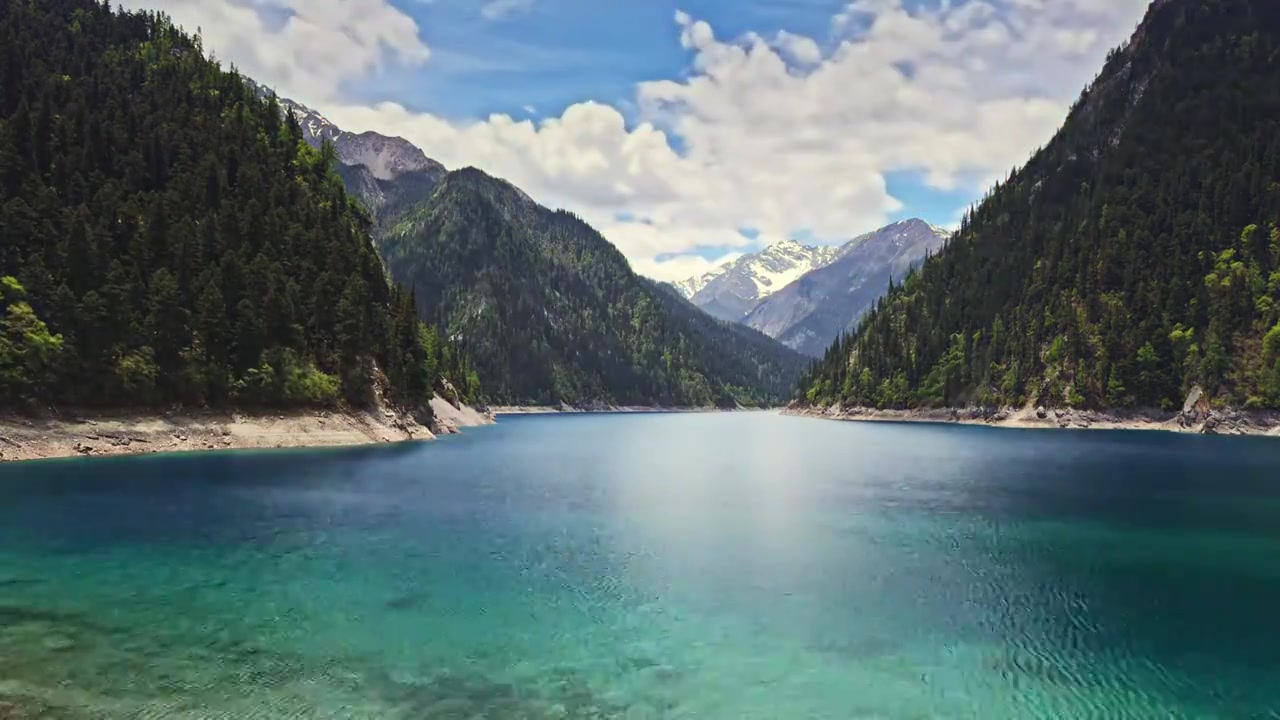 中国 川西 九寨沟 高原  雪山  森林   湖泊 蓝天  白云 童话世界 人间仙景 风景 延时摄影视频素材