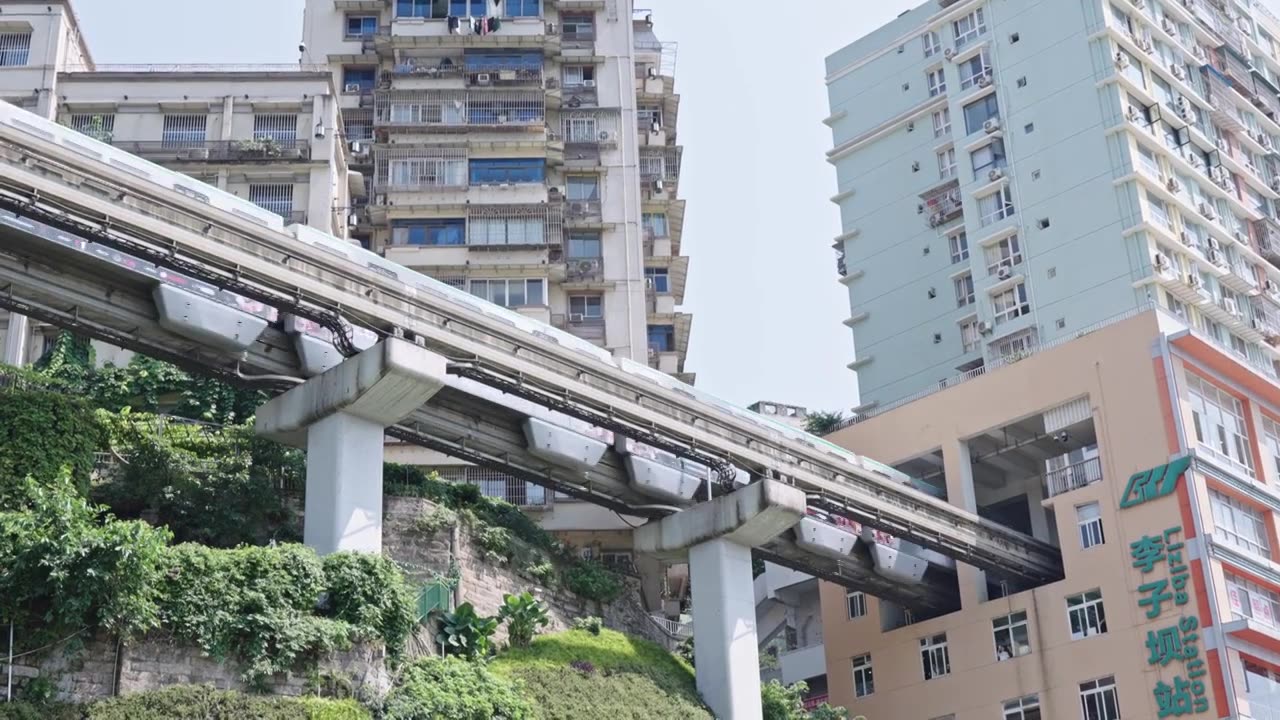 晴朗天气下 山水之城重庆市渝中区热门景点李子坝2号线轻轨穿楼 网红打卡点 旅游景点  轨道交通运输视频素材