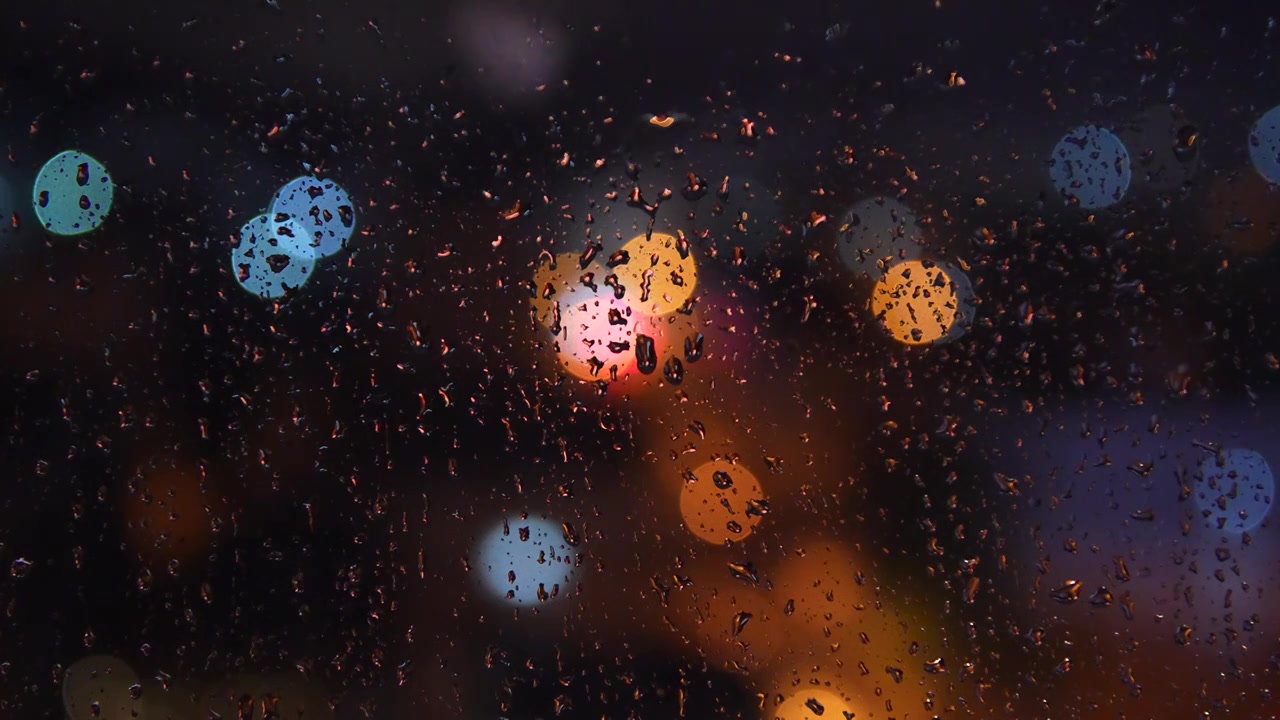 雨夜，下雨天，玻璃上的雨滴，闪电，电闪雷鸣视频素材