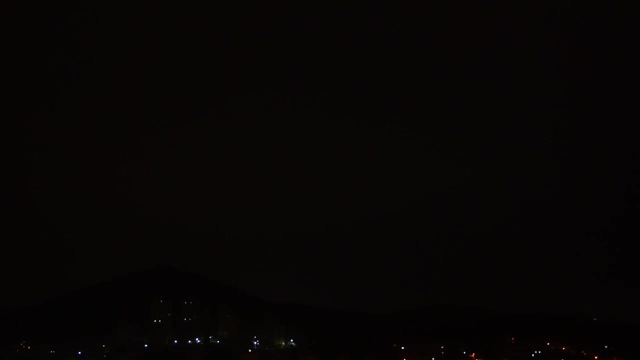 夜晚闪电划破夜空视频素材