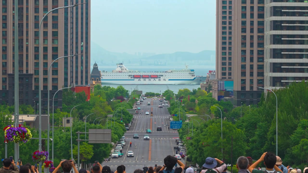 大连港东五街网红游轮大船视频素材