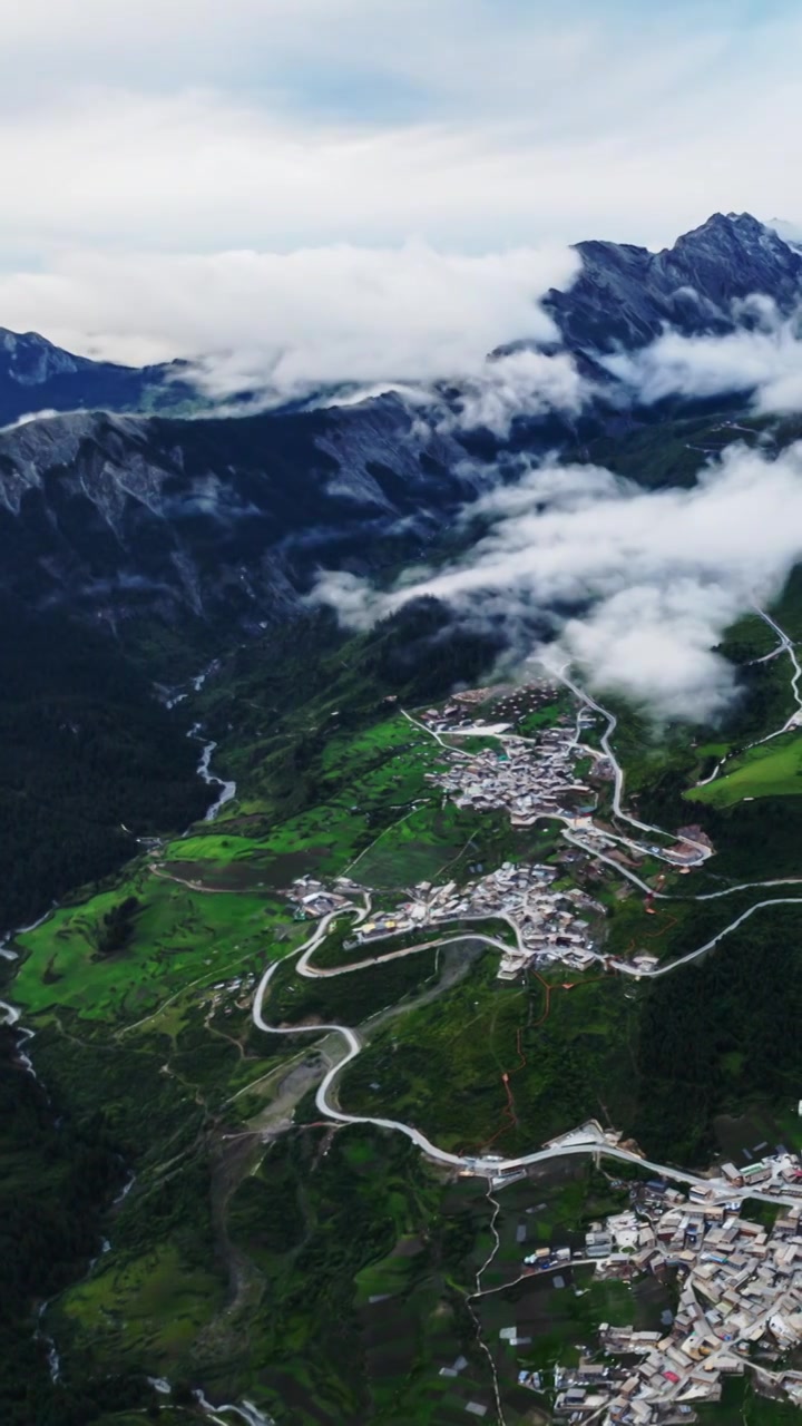 扎尕那 洛克之路 国家地质公园 高原 高山 森林 草甸 天空 云 云景 乡村 延时摄影 垂直画幅视频素材