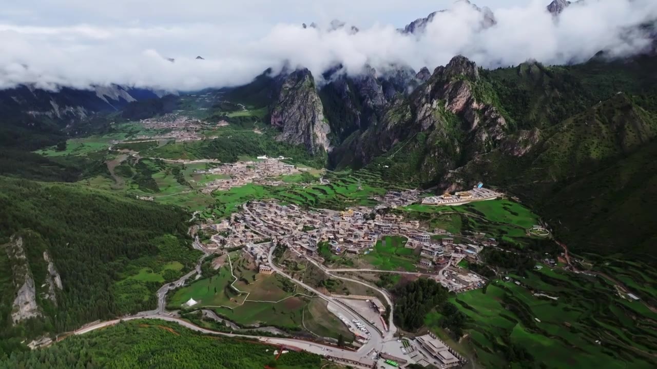 扎尕那 航拍视角 洛克之路 国家地质公园 高原 高山 森林 草甸 天空 云 云景 乡村 风景视频下载