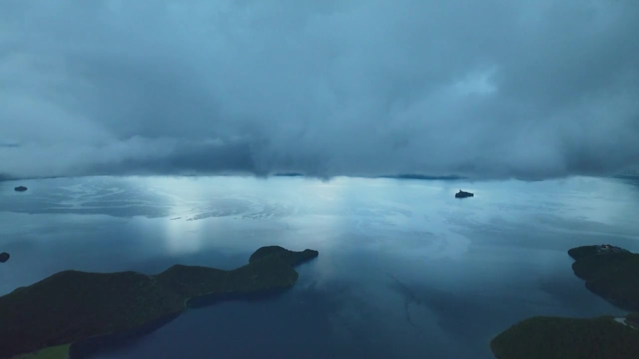 4K高清航拍泸沽湖清晨静谧时光视频素材