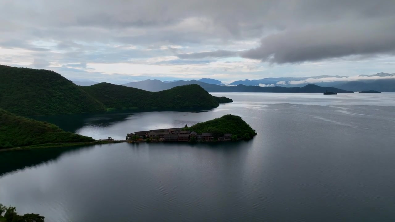 4K高清航拍泸沽湖清晨静谧时光视频素材