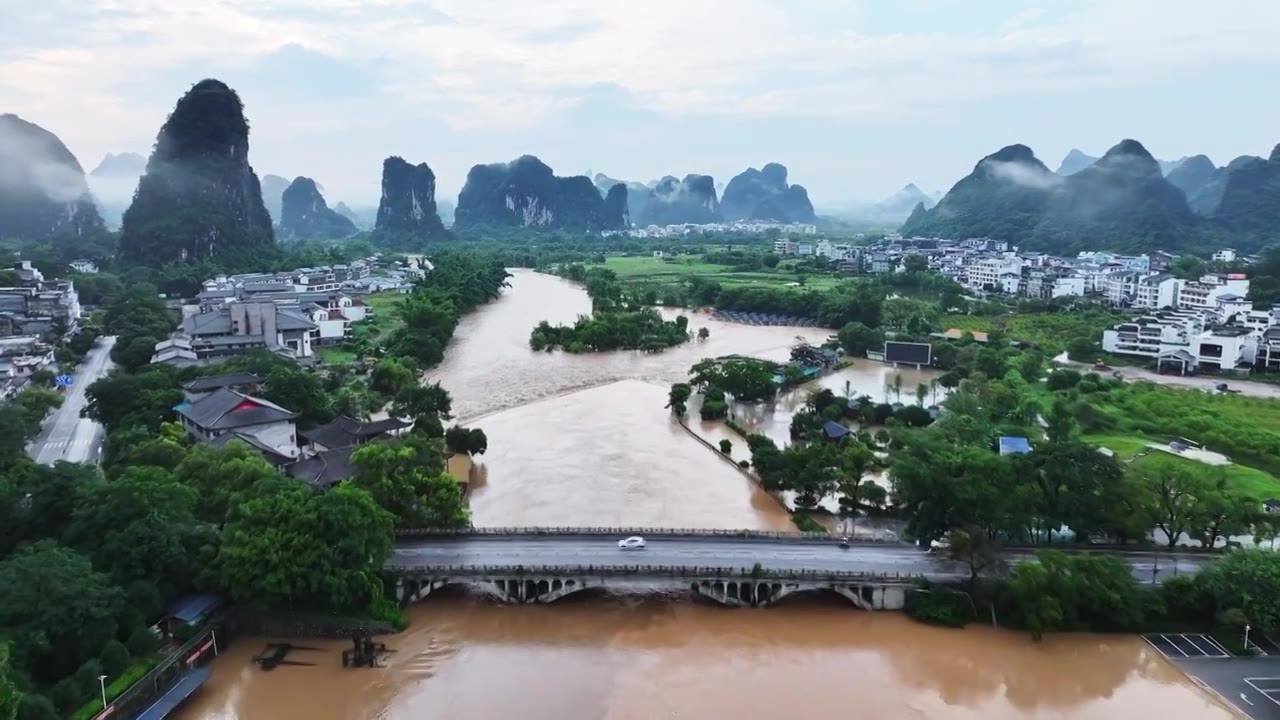 广西桂林阳朔漓江洪水洪峰过境视频素材