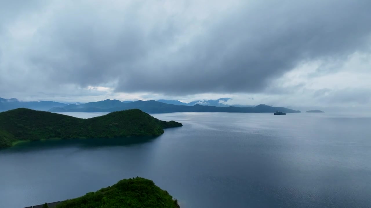 4K高清航拍泸沽湖缥缈云雾视频素材