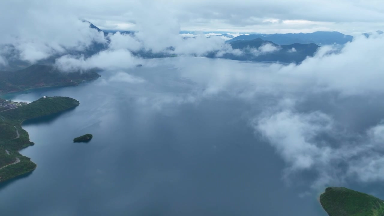 4K高清航拍泸沽湖缥缈云雾视频素材