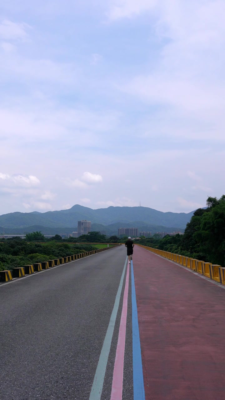 4K竖版休闲广州绿道跑步万里碧道视频素材