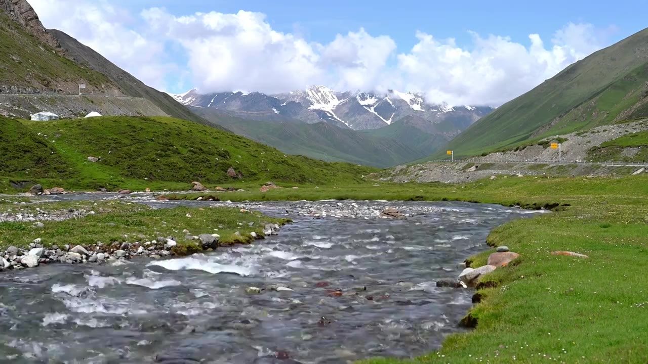 中国新疆伊犁独库公路上的河流雪山视频素材